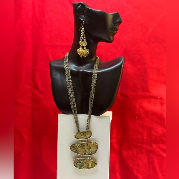 Multi colored swirl stone in goldtone setting. - Picture 1 of 2